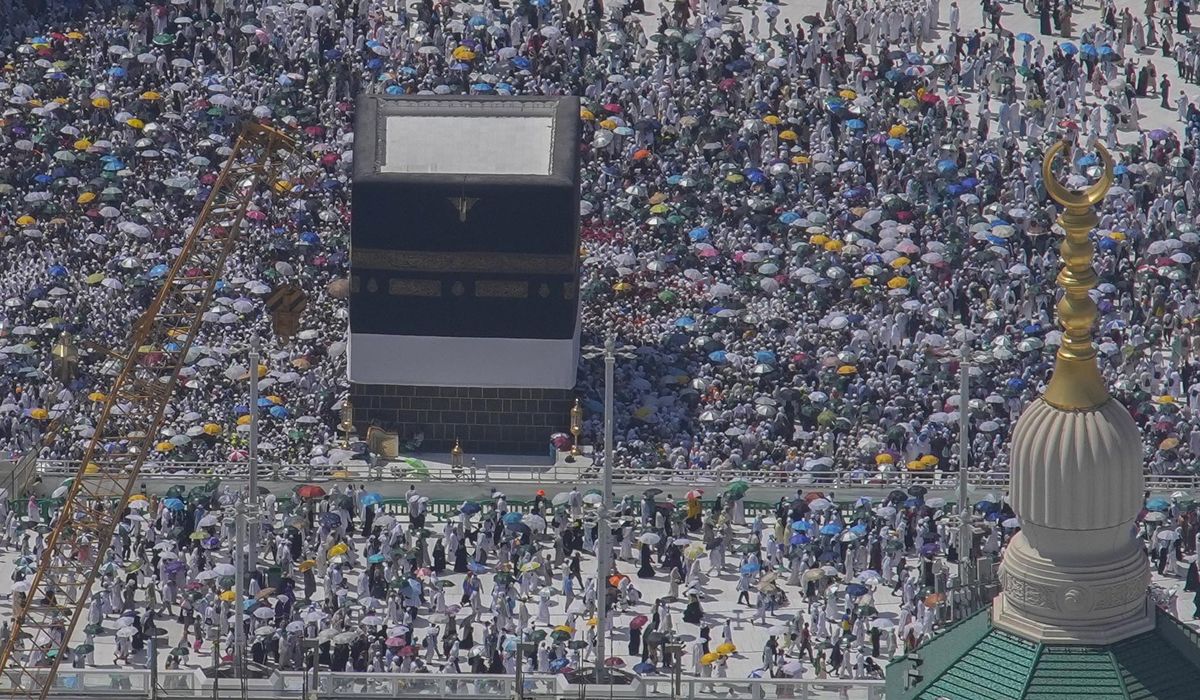 NextImg:Muslim pilgrims resume symbolic stoning of the devil as they wrap up Hajj pilgrimage in deadly heat