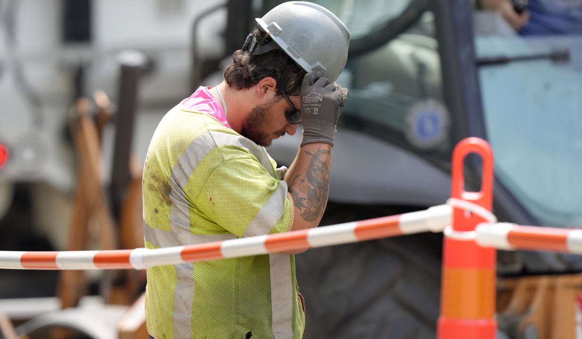NextImg:Biden proposes new rules to protect workers from extreme heat
