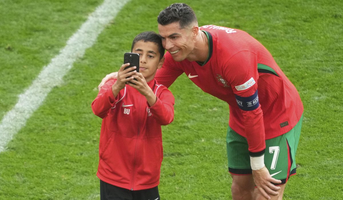 NextImg:Cristiano Ronaldo ‘lucky’ not to come to harm after he’s confronted by selfie-seekers, coach says