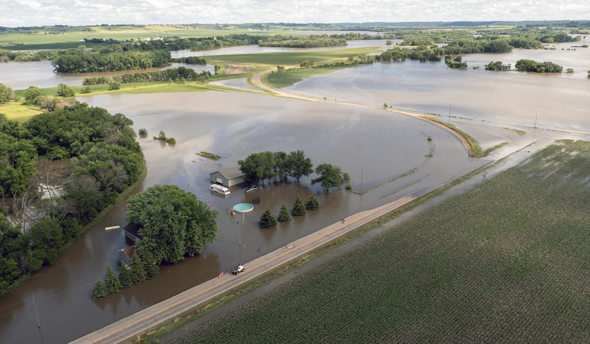 NextImg:Millions in U.S. prepare for more sweltering heat and floodwaters inundate parts of Midwest