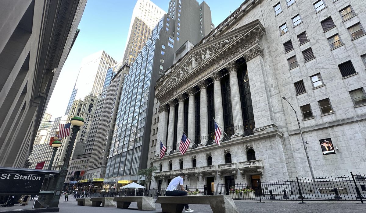 NextImg:Most of Wall Street rises, but cooling AI mania keeps indexes mixed