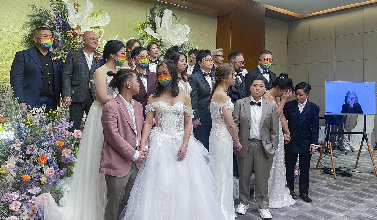 NextImg:U.S. officiant marries 10 same-sex couples in Hong Kong via video chat