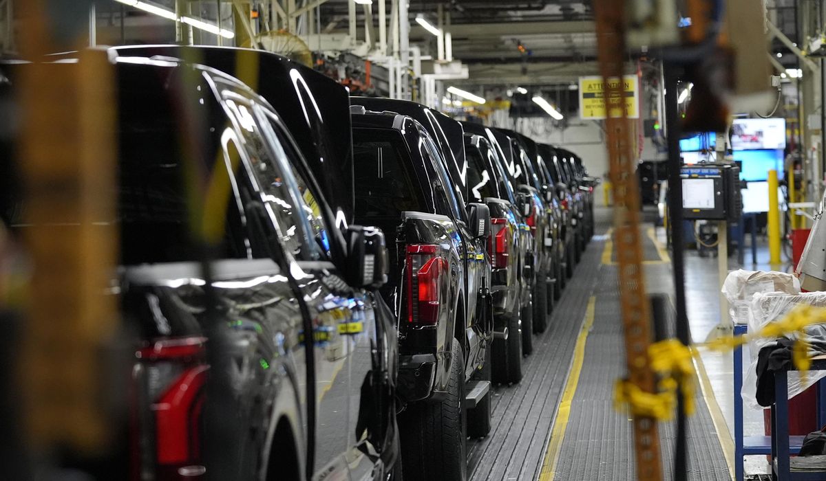 NextImg:U.S. economic growth for last quarter is revised up slightly to a 1.4% annual rate