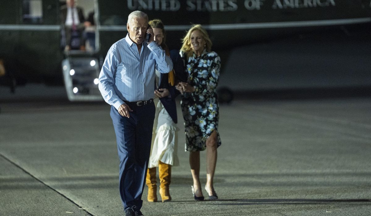NextImg:Biden family gathers for photo as they urge him to stay in race