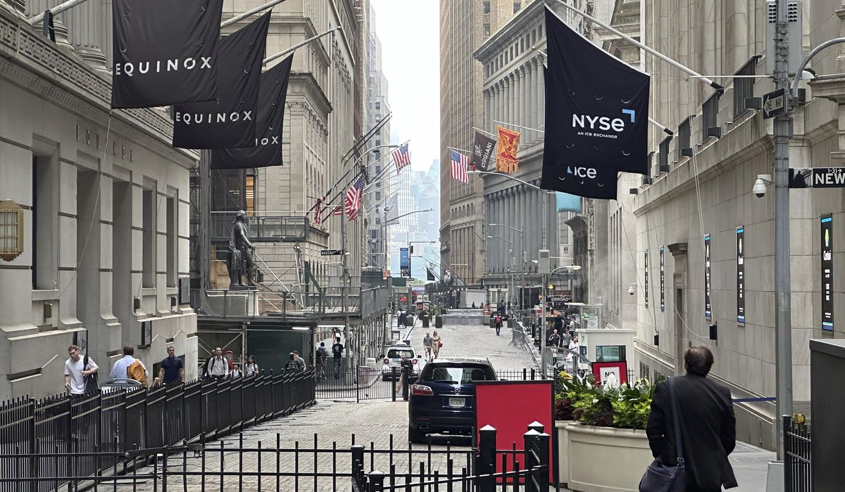 NextImg:Wall Street drifts after French market jumps on election results