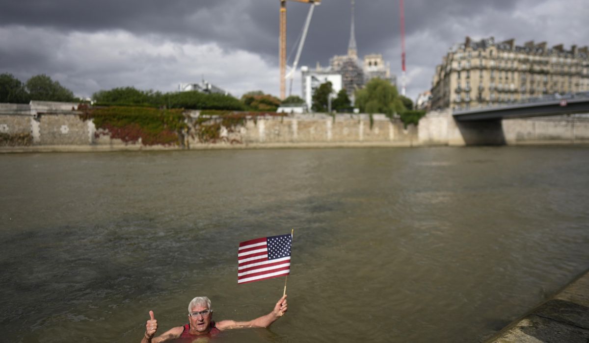 NextImg:75-year-old American swims in Paris’ Seine River despite contamination concerns