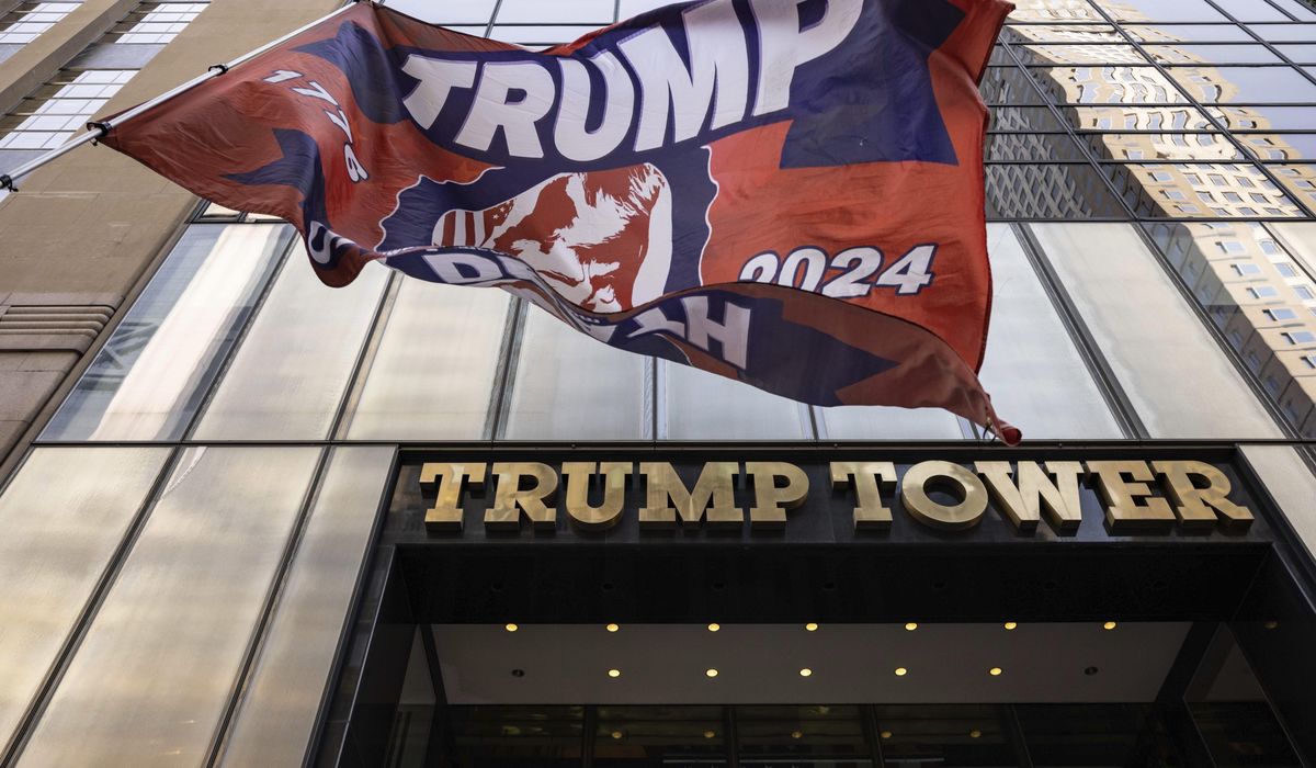 NextImg:Man hurt jumping off Trump Tower balcony