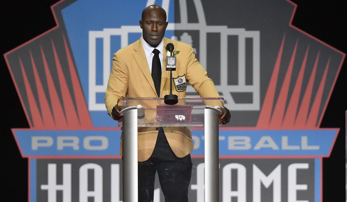 NextImg:Pro Football Hall of Famer says he was unjustly handcuffed, ‘humiliated’ on United Airlines flight