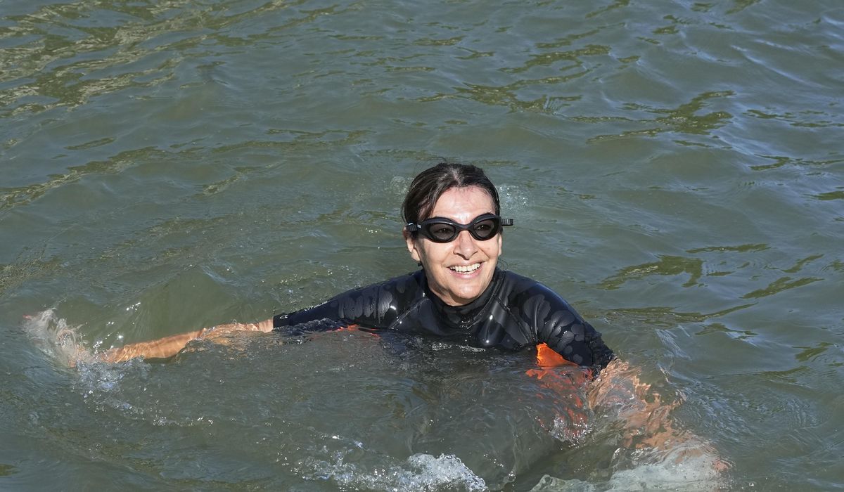 NextImg:Paris mayor dips into the Seine River to showcase its improved cleanliness before Olympic events