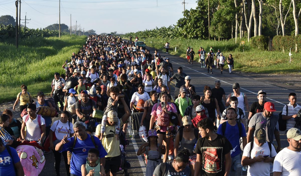 NextImg:Hundreds of migrants leave southern Mexico on foot in a new caravan headed for the U.S. border
