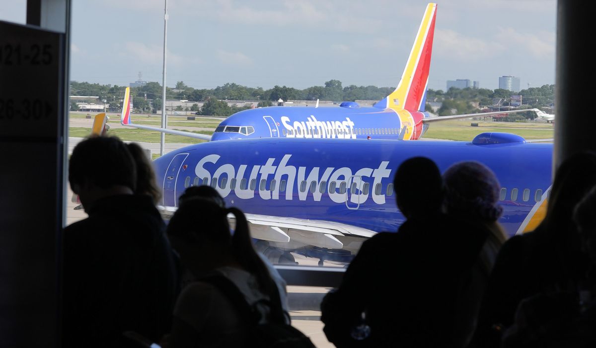 NextImg:Southwest jet dives to avoid another plane; 2 flight attendants injured