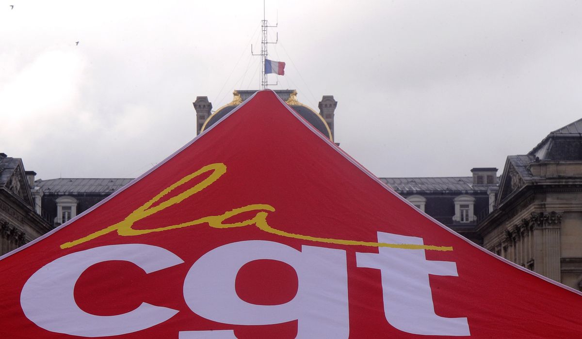 NextImg:Workers go on strike at five-star Paris hotel where IOC members are staying for Olympics