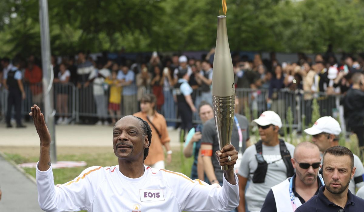 NextImg:WATCH: Snoop Dogg carries the Olympic torch before opening ceremony in Paris