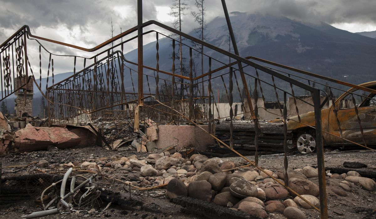 NextImg:Thousands battle Western wildfires as smoke puts millions under air quality alerts