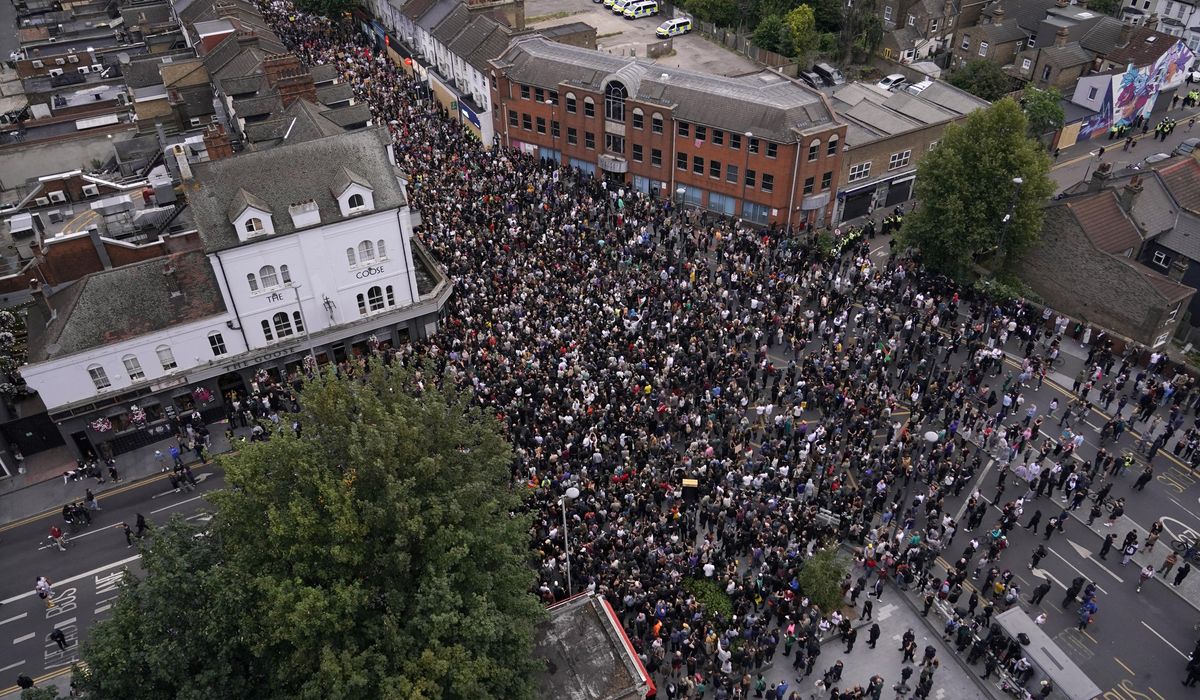 NextImg:British anti-racism campaigners face down far right as police remain on alert
