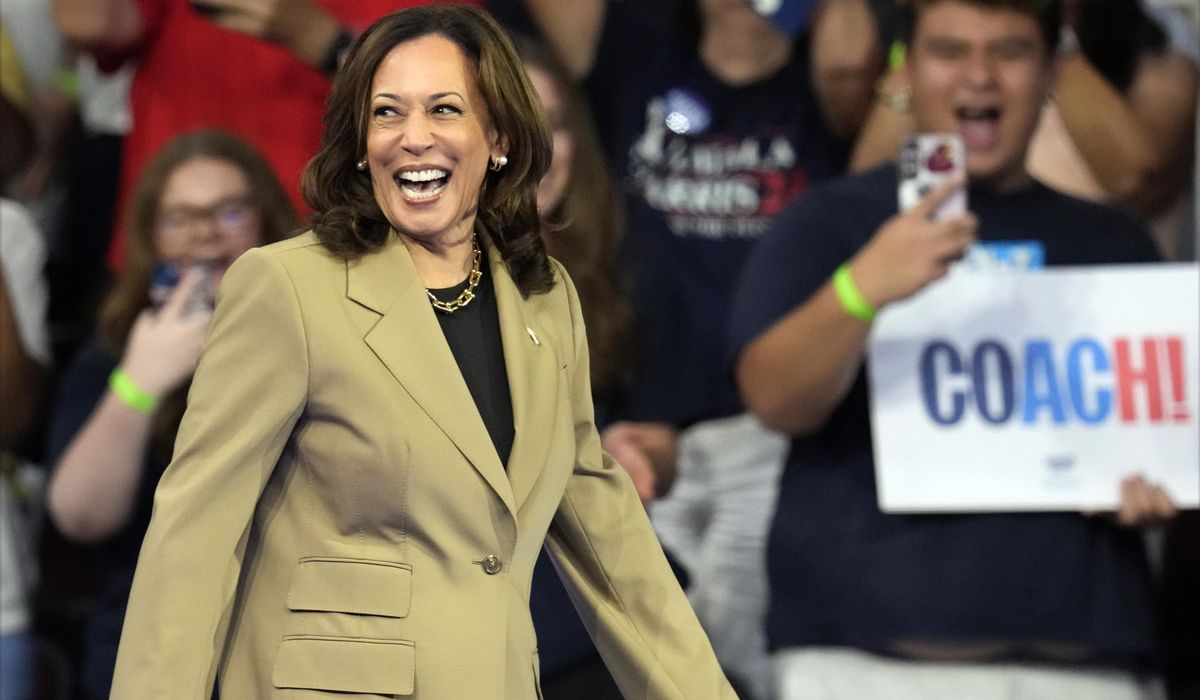 NextImg:Harris, Walz campaign in Arizona as they fight to gain ground in the Sun Belt