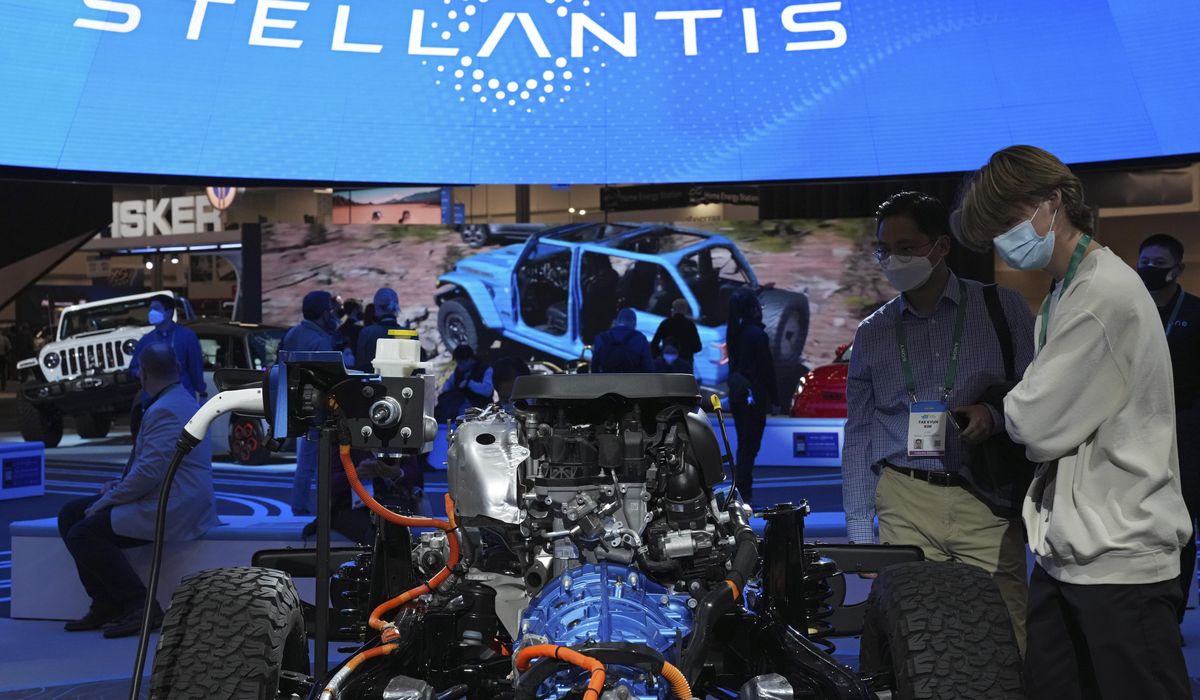 NextImg:Stellantis warns union of 2,000 or more potential job cuts at an auto plant outside Detroit