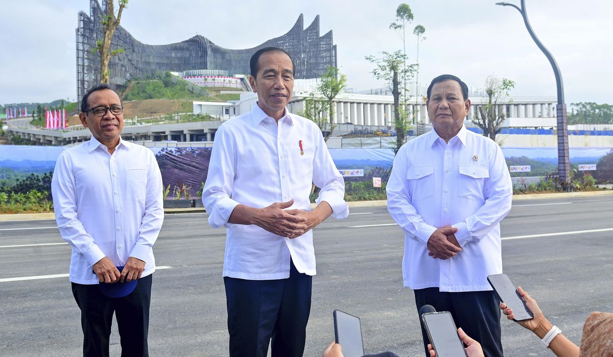 NextImg:Indonesian leader holds first cabinet meeting in unfinished future capital