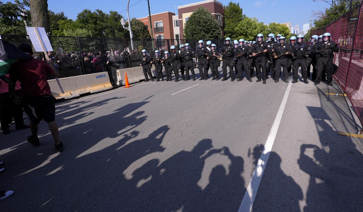 NextImg:Chicago police investigate bomb threats at hotels during DNC