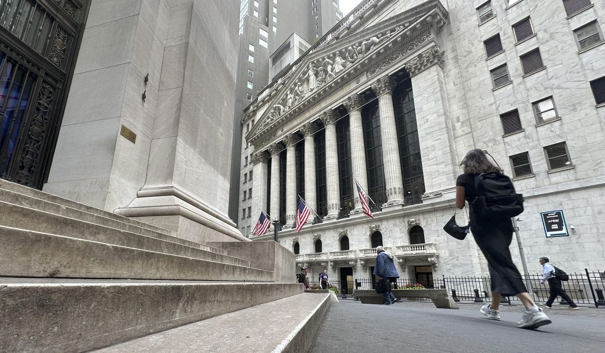 NextImg:Wall Street holds near records after an 8-day winning streak