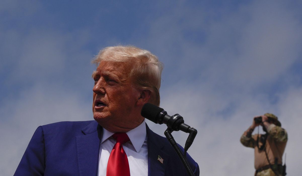 NextImg:Arizona police search for ex-con who made threats on Trump’s life