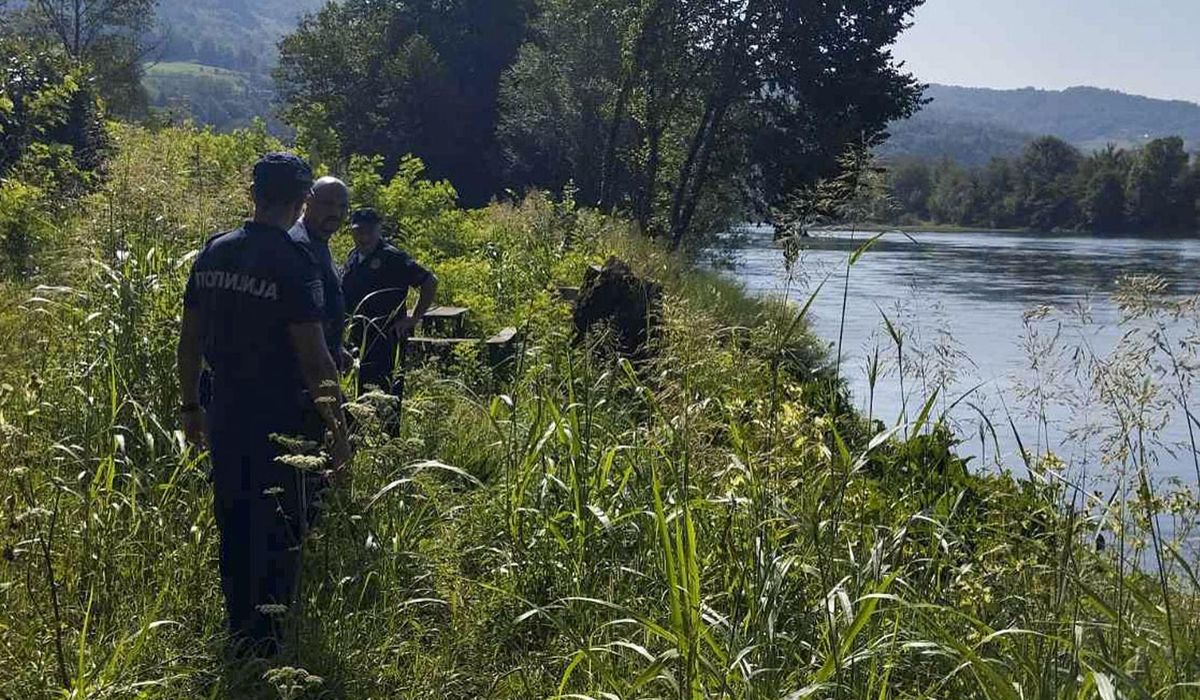 NextImg:At least 8 people drown after migrant boat overturns while crossing a river from Serbia to Bosnia