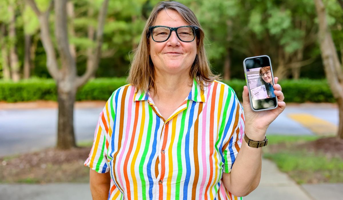 NextImg:She took a ‘ballot selfie.’ Now she’s suing N.C. elections board over laws that ban it