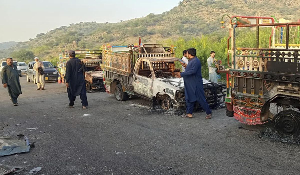 NextImg:Gunmen kill 31 people in 2 separate attacks in southwestern Pakistan; 12 insurgents also killed