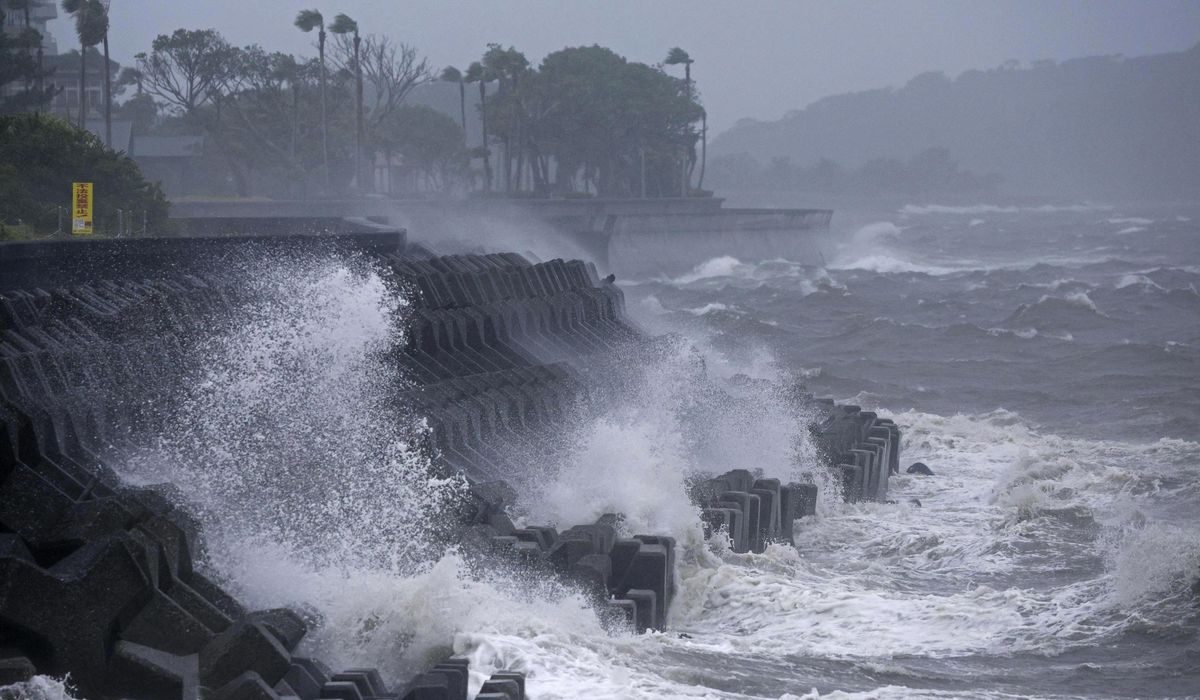 NextImg:Typhoon Shanshan dumps rain on southern Japan, leaving 3 injured and 3 missing