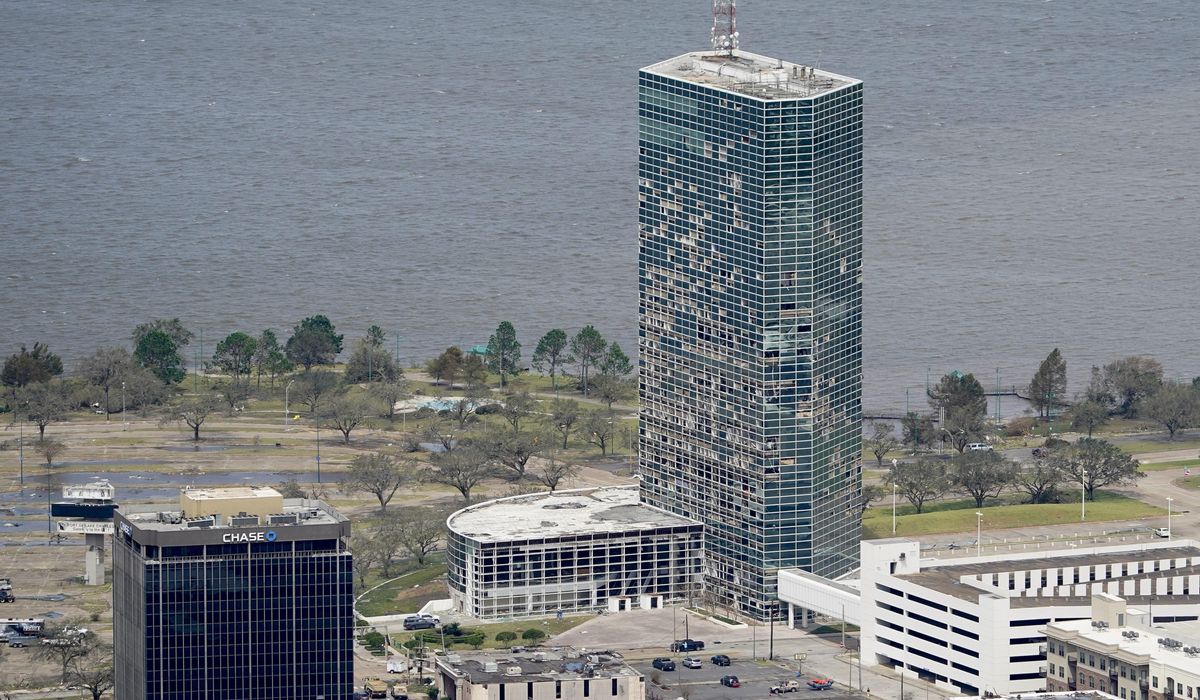 NextImg:A hurricane-damaged Louisiana skyscraper is imploded