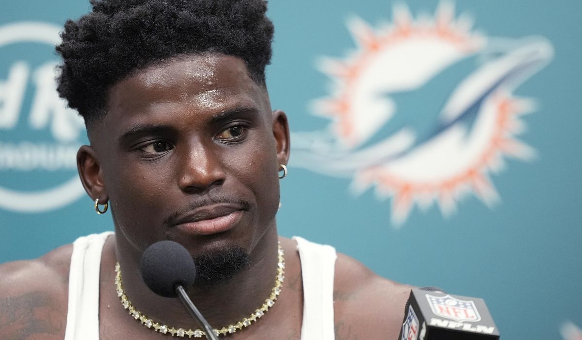 NextImg:Officers dragged Tyreek Hill out of his car after he put his window back up, video shows