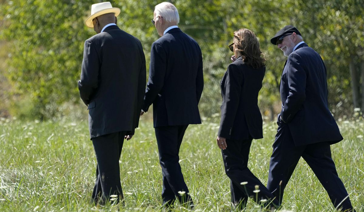 NextImg:Biden briefly dons Trump 2024 hat, ignites social media ruckus
