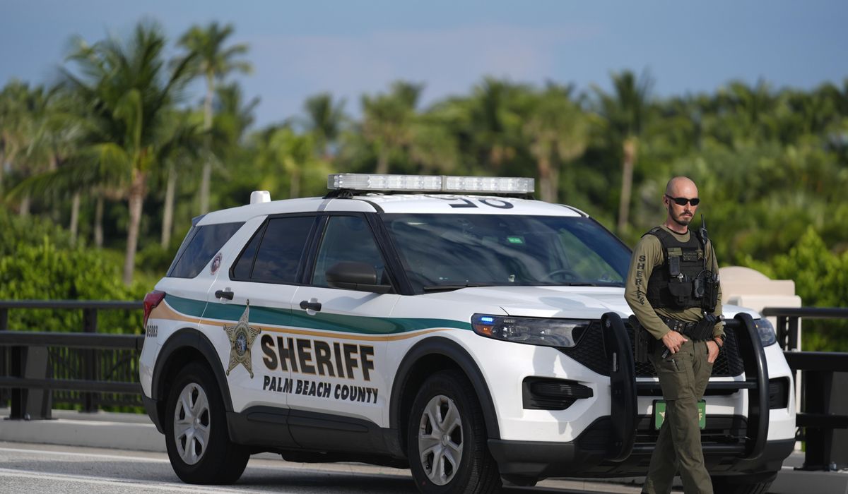 NextImg:Trump awards medals of sacrifice to three Florida police officers