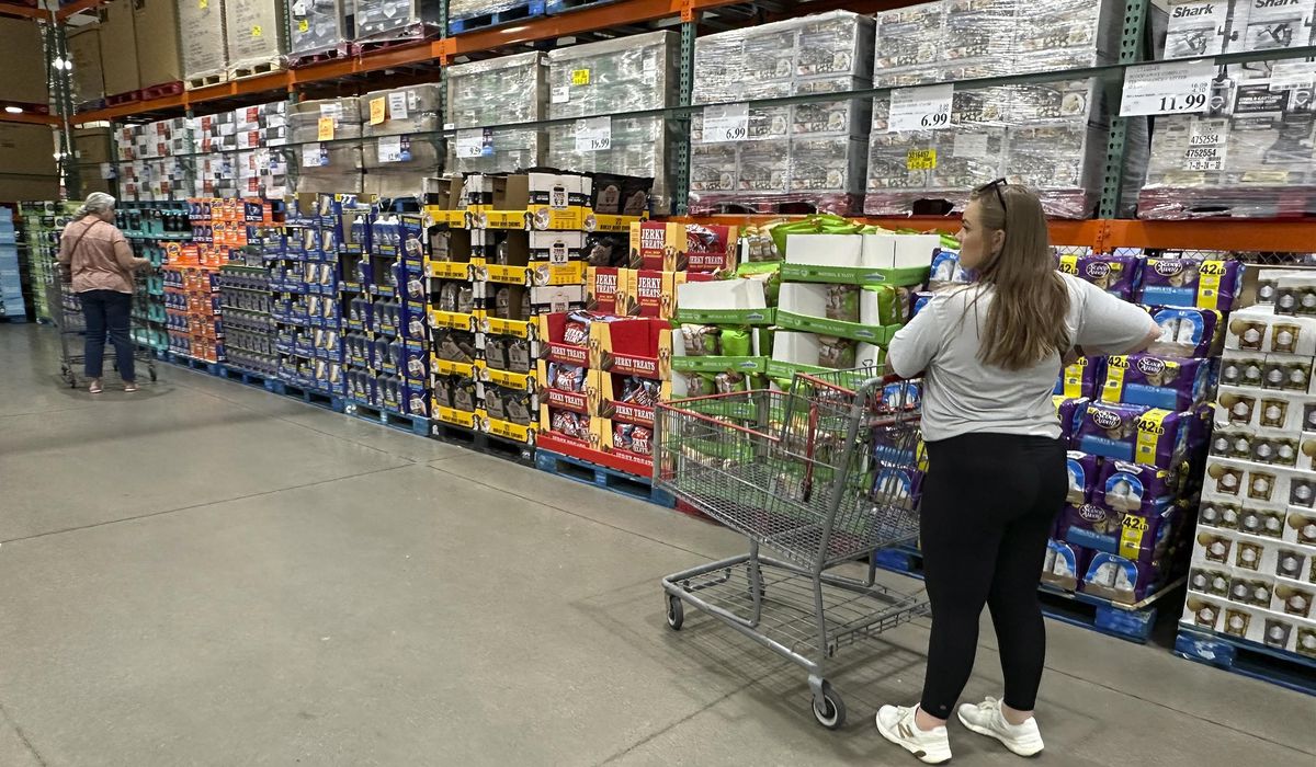 NextImg:U.S. retail sales ticked up last month in sign of ongoing consumer resilience