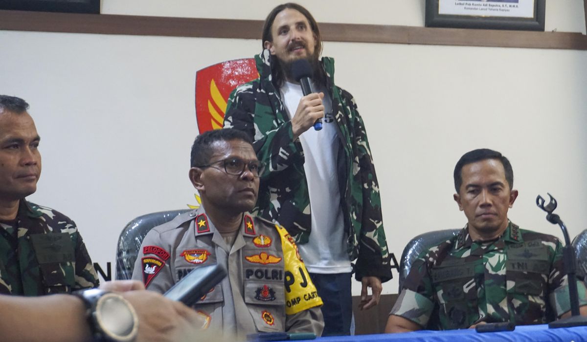 NextImg:A New Zealand pilot is freed after 19 months in rebel captivity in Indonesia’s Papua region