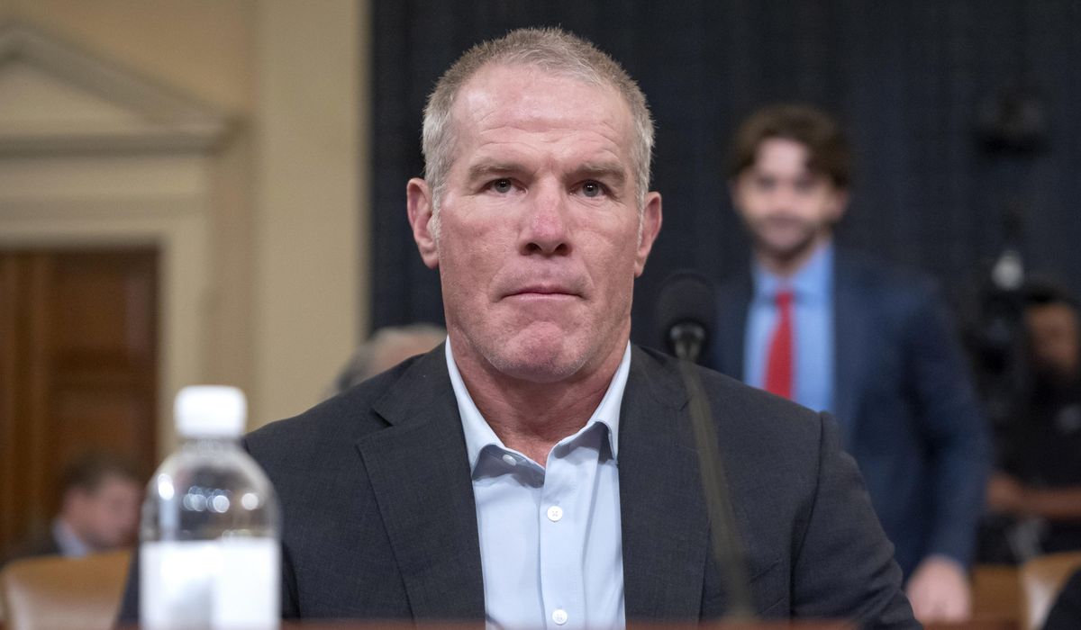 NextImg:Retired NFL quarterback Brett Favre says he has Parkinson’s disease
