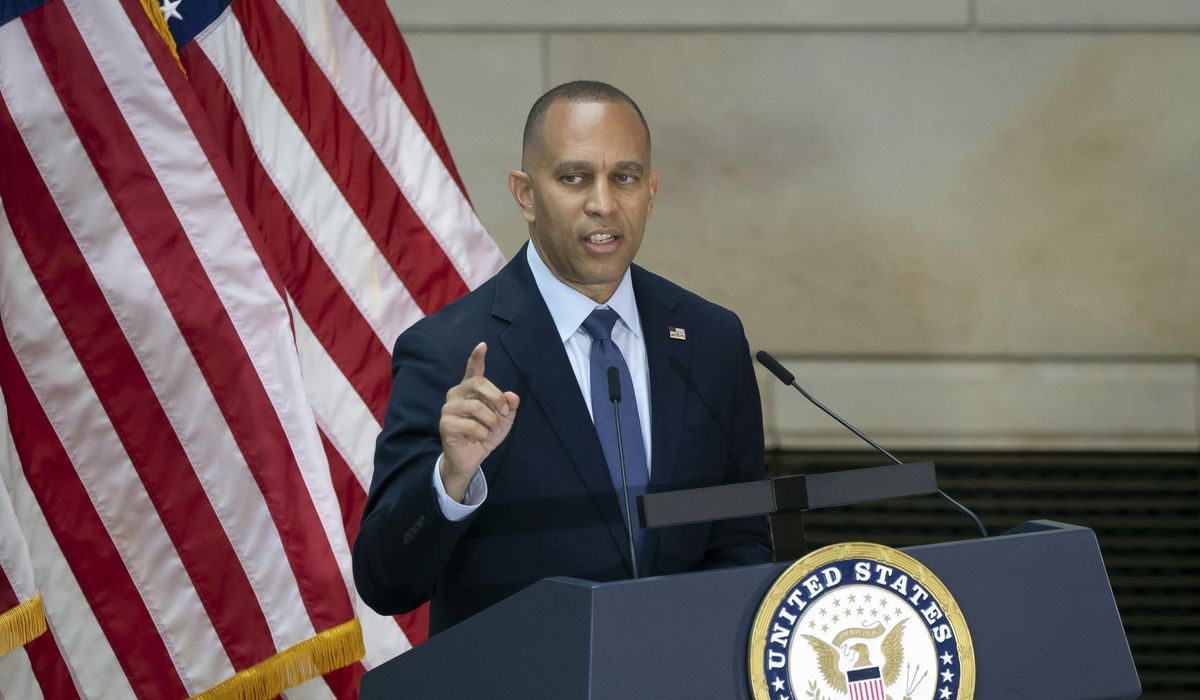 NextImg:House Democratic leader Hakeem Jeffries delivers a mea culpa to lawmakers