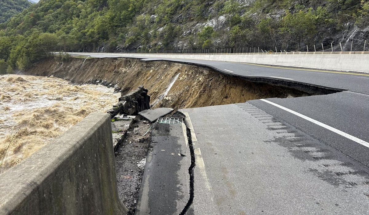 NextImg:Biden promises feds will pay for 100% of N.C. recovery costs