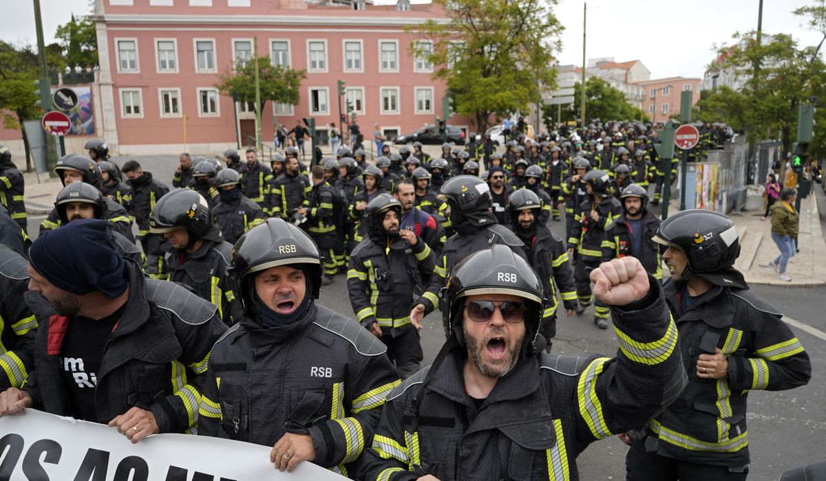 NextImg:Portuguese firefighters protest outside parliament over labor conditions