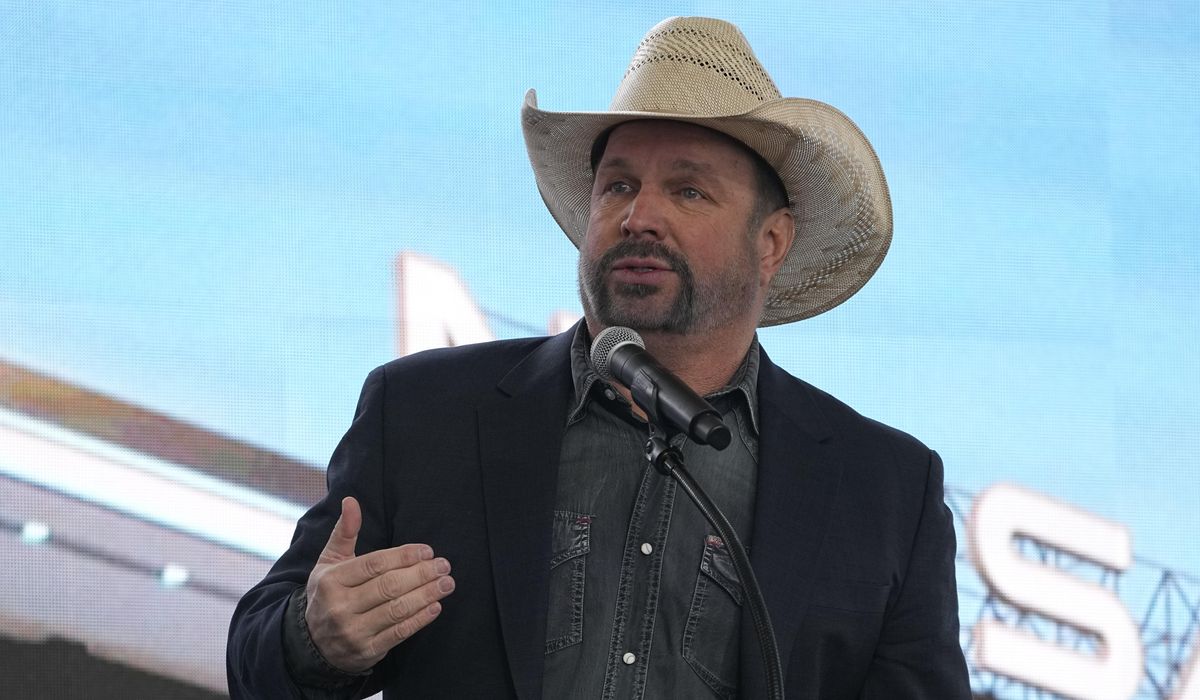 NextImg:Garth Brooks accused of rape in lawsuit from hair-and-makeup artist