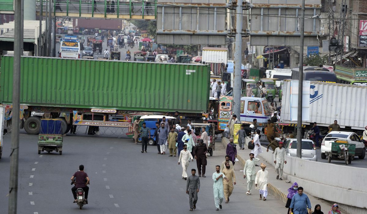 NextImg:Militants kill 6 Pakistani soldiers in a shootout