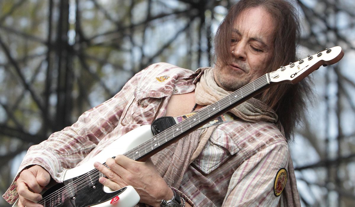 NextImg:Former Ozzy Osbourne guitarist Jake E. Lee shot multiple times in Las Vegas