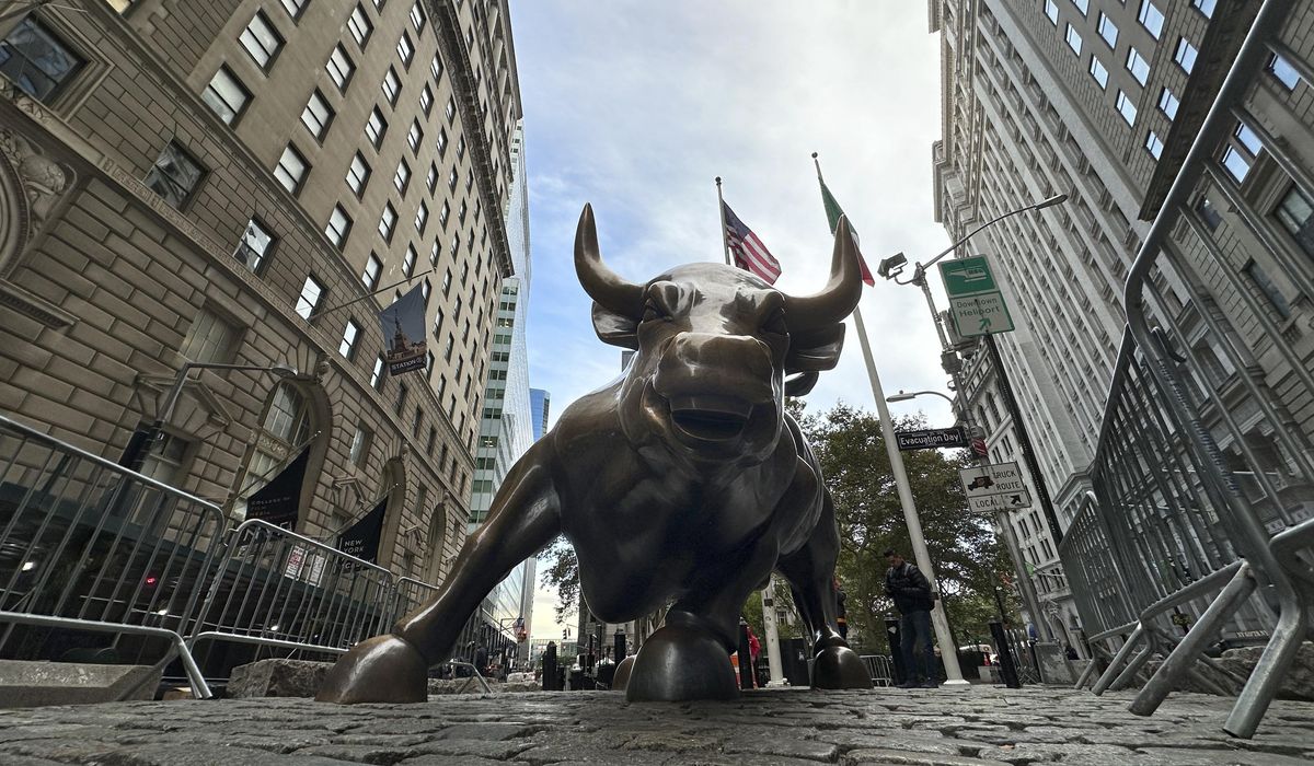 NextImg:Wall Street hangs near its records as bank stocks rise, oil tumbles