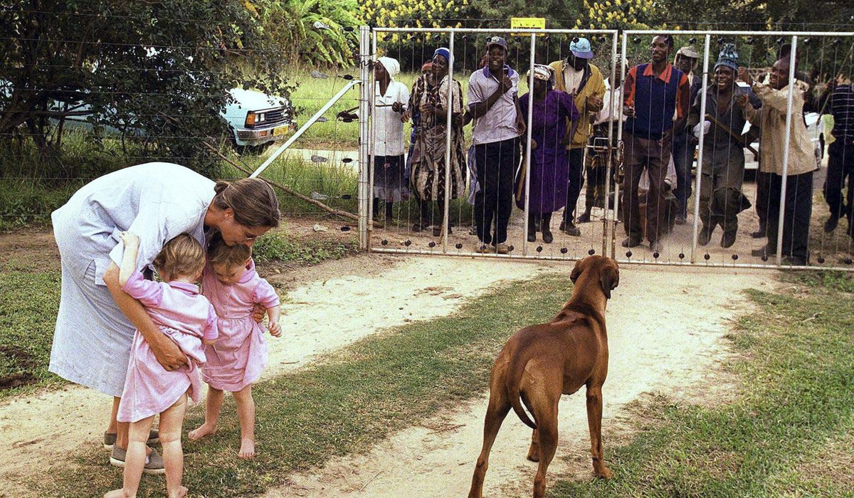 NextImg:Zimbabwe to compensate White farmers who lost land in seizures 20 years ago