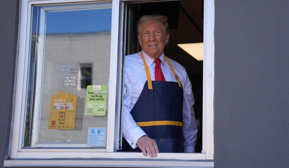 NextImg:Trump serves up fries at Pennsylvania McDonald’s