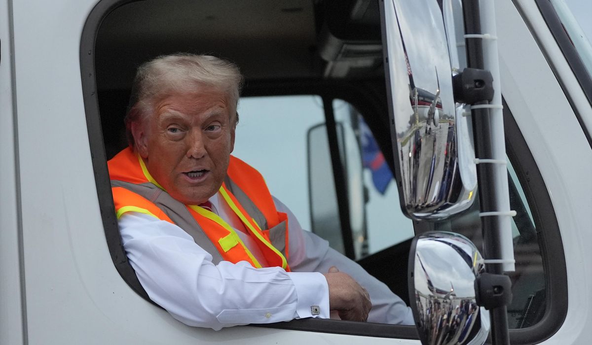 NextImg:Trump dons garbage worker’s vest, jokes he may never wear blue suit jacket again