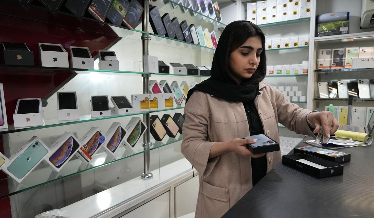 NextImg:Iran lifts its ban on imports of new iPhone models in place since last year