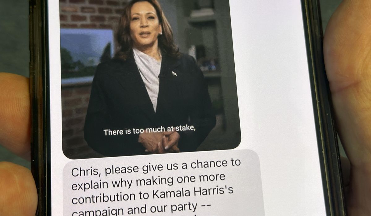 NextImg:Ping! Harris and Trump are blowing up your phones with political texts in campaigns’ last days
