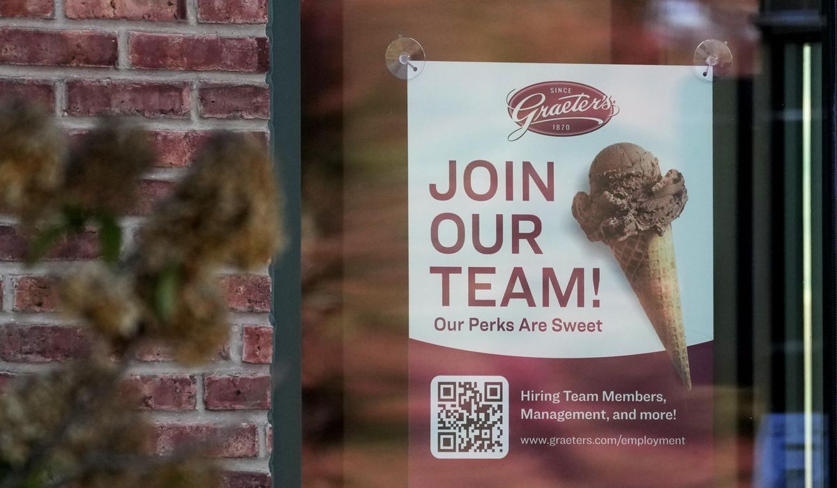 NextImg:U.S. applications for jobless benefits fall as layoffs remain at historically healthy levels