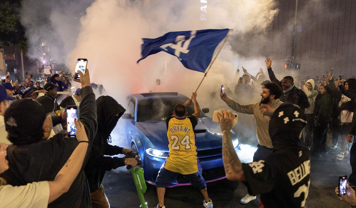 NextImg:Los Angeles sees bus burned, store thefts and rowdy crowds after Dodgers win World Series